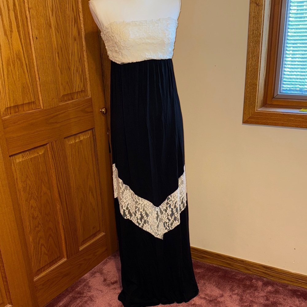Chic Strapless Black and White Lace Dress